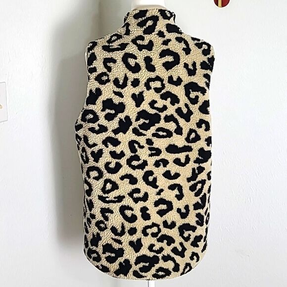 Leopard Sherpa Vest, Zips up the Front, 2 Pockets, Size Medium - Picture 9 of 12